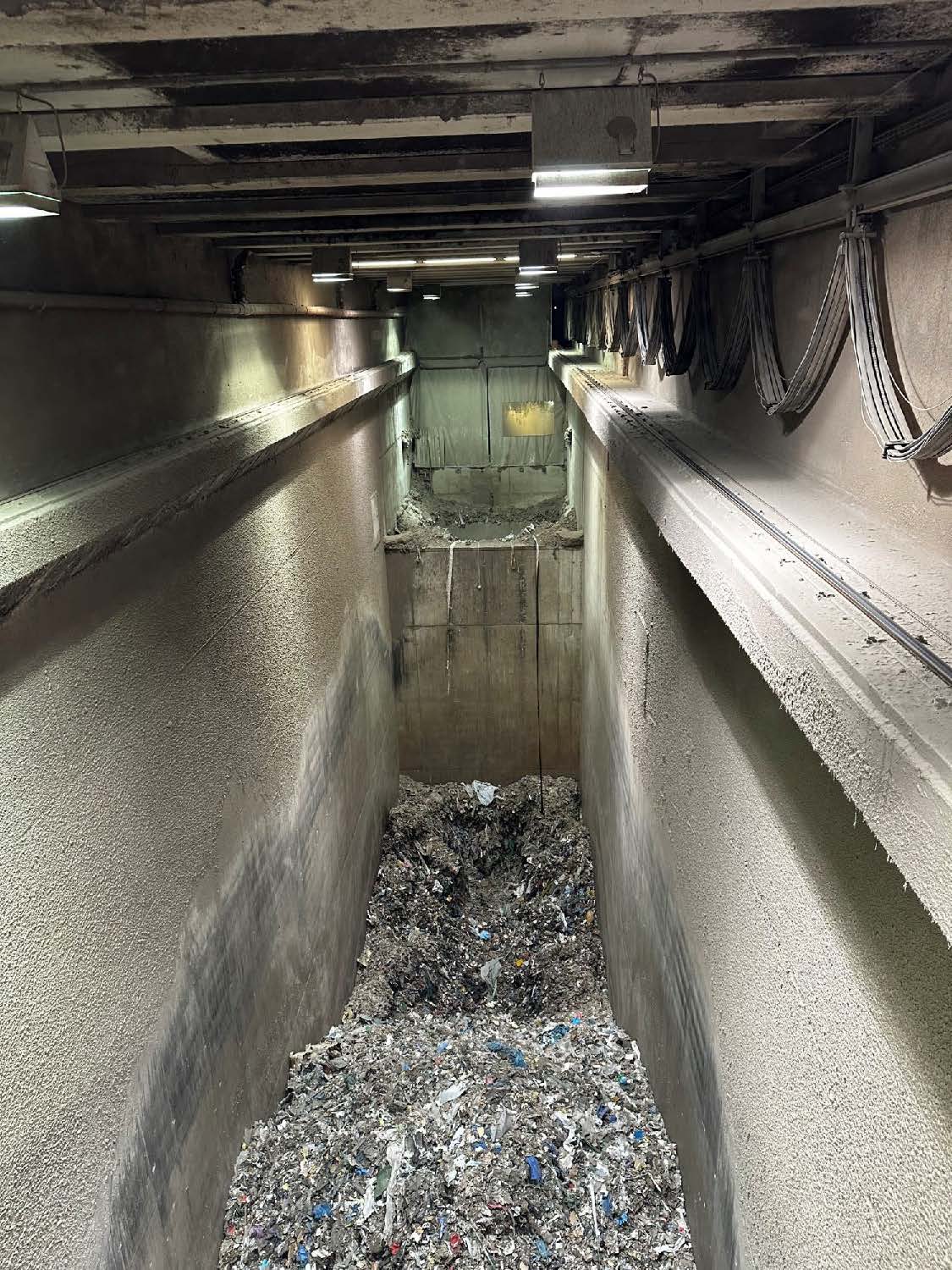 Foto des Müllbunkers bei MVV zur LiDAR-gestützten Müllbunker Füllstandsmessung