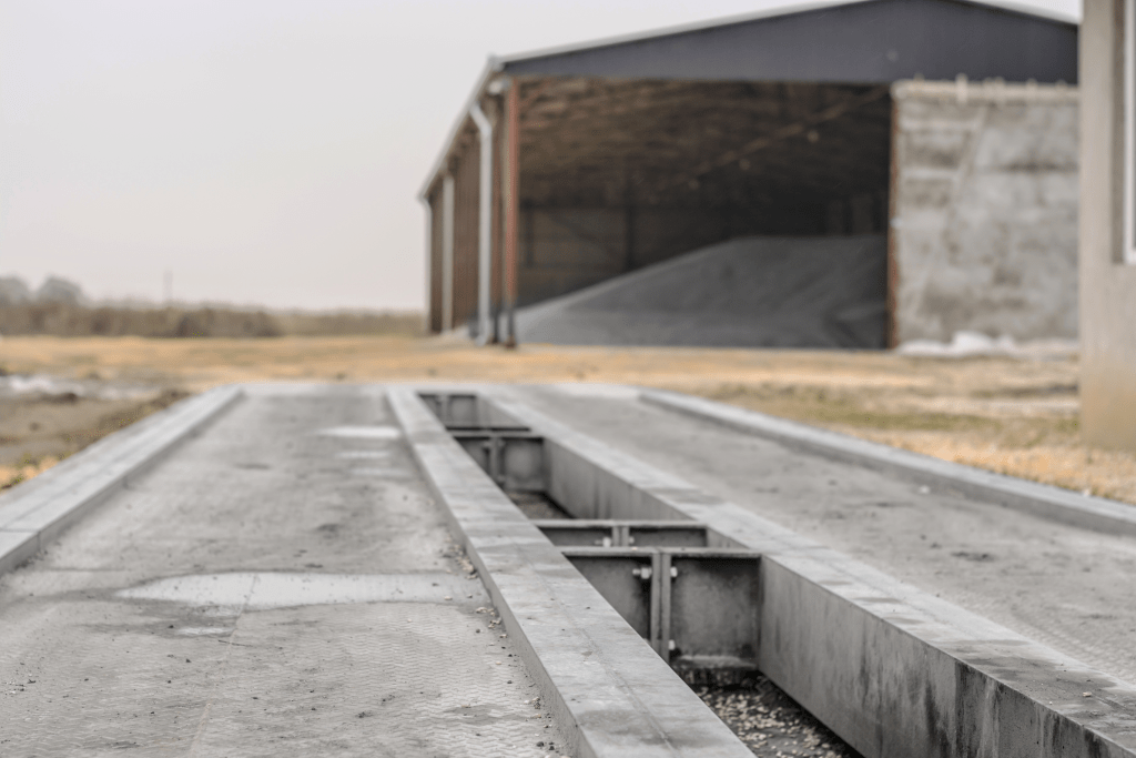 Nahaufnahme einer Fahrzeugwaage, die zum Wiegen von Schüttgutlieferungen im Rahmen des Bestandsmanagement verwendet wird