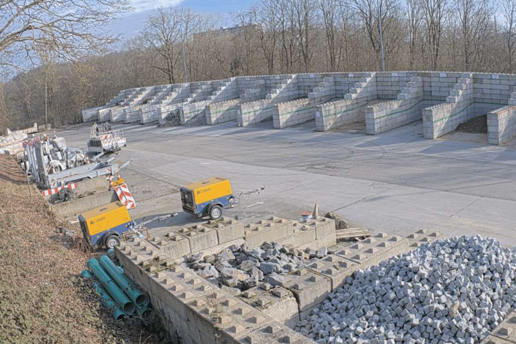 Customer site with small material bunkers – accurate stockpile volume measurement in construction and building yards