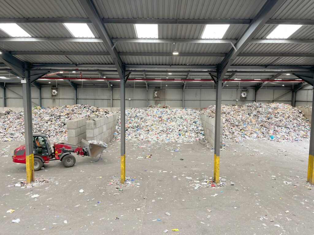 Mülllagerhalle von Cireco mit Radlader beim Transport von Abfall – Teil der LiDAR-basierten Abfallüberwachung zur Optimierung von Recyclingprozessen.