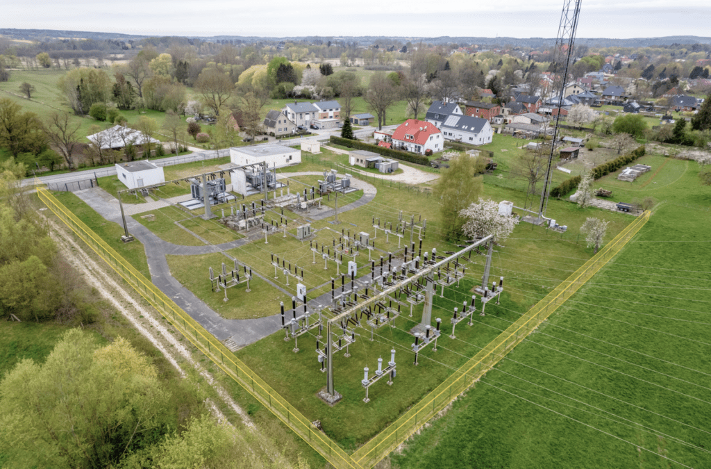 KRITIS Sicherheit: Foto eines Umspannwerks im ländlichen Raum