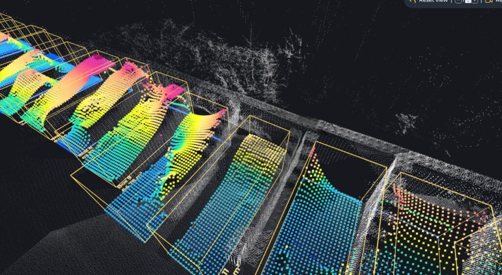 3D-Punktwolke zur Schüttgutvermessung, die Schüttguthaufen in Außenbunkern darstellt – aufgenommen mit einem LiDAR-Sensor zur präzisen Volumenmessung.